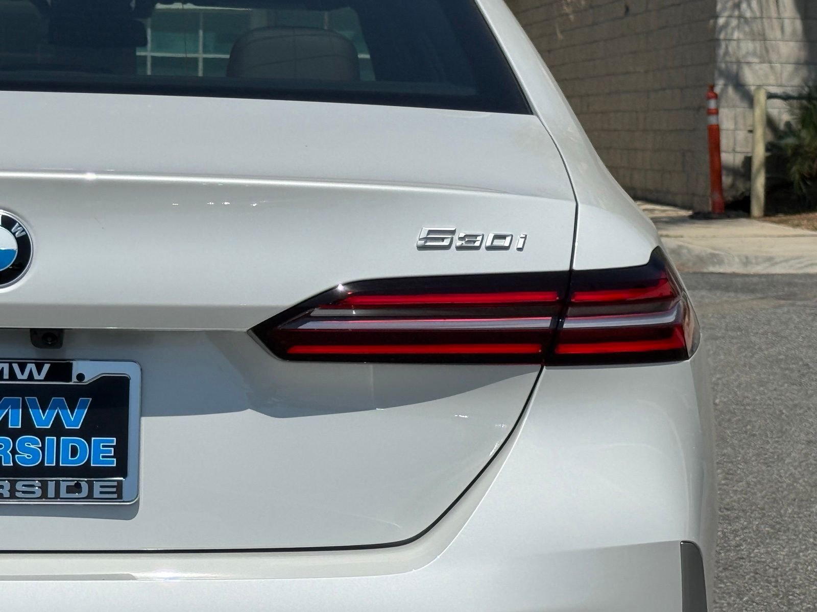 New 2027 Mineral White Metallic BMW 530i xDrive image 14