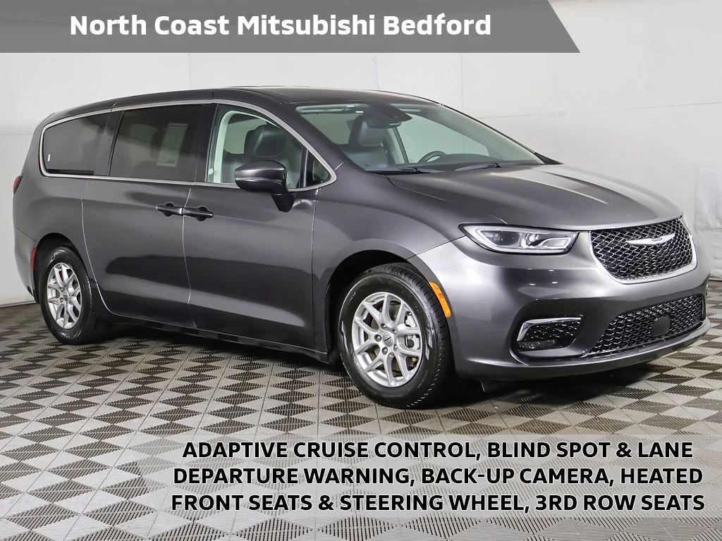 2023 Chrysler Pacifica Touring L's photo