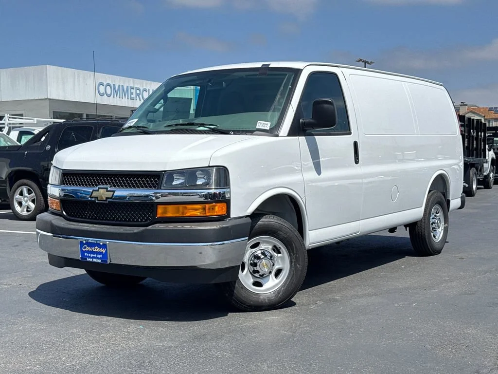 New 2026 Summit White Chevrolet WT image 2