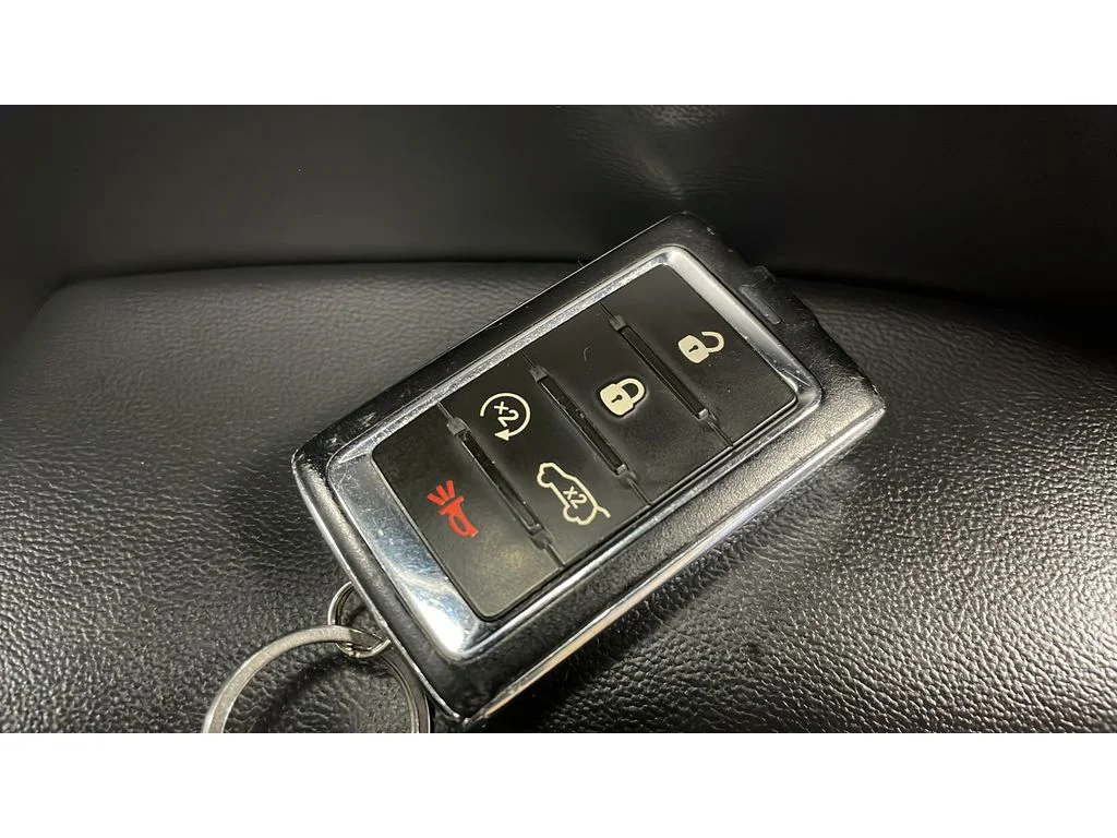 Used 2022 Ember Pearlcoat Jeep Limited image 19