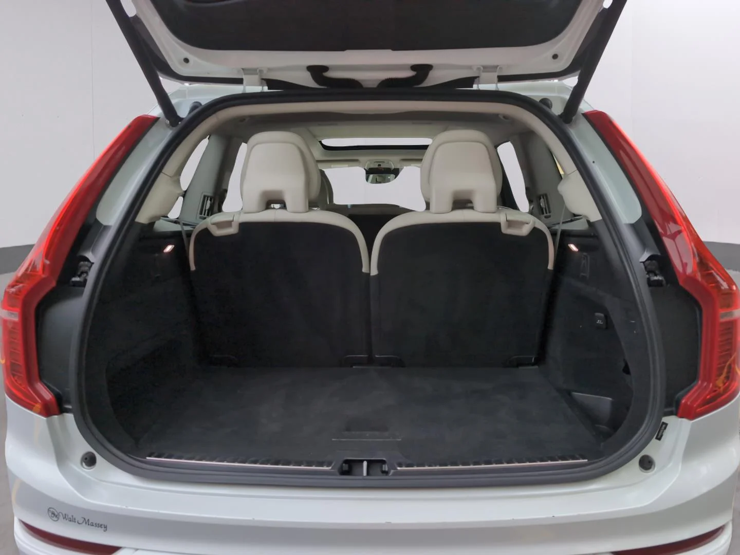 Used 2020 Crystal White Metallic Volvo Momentum image 9