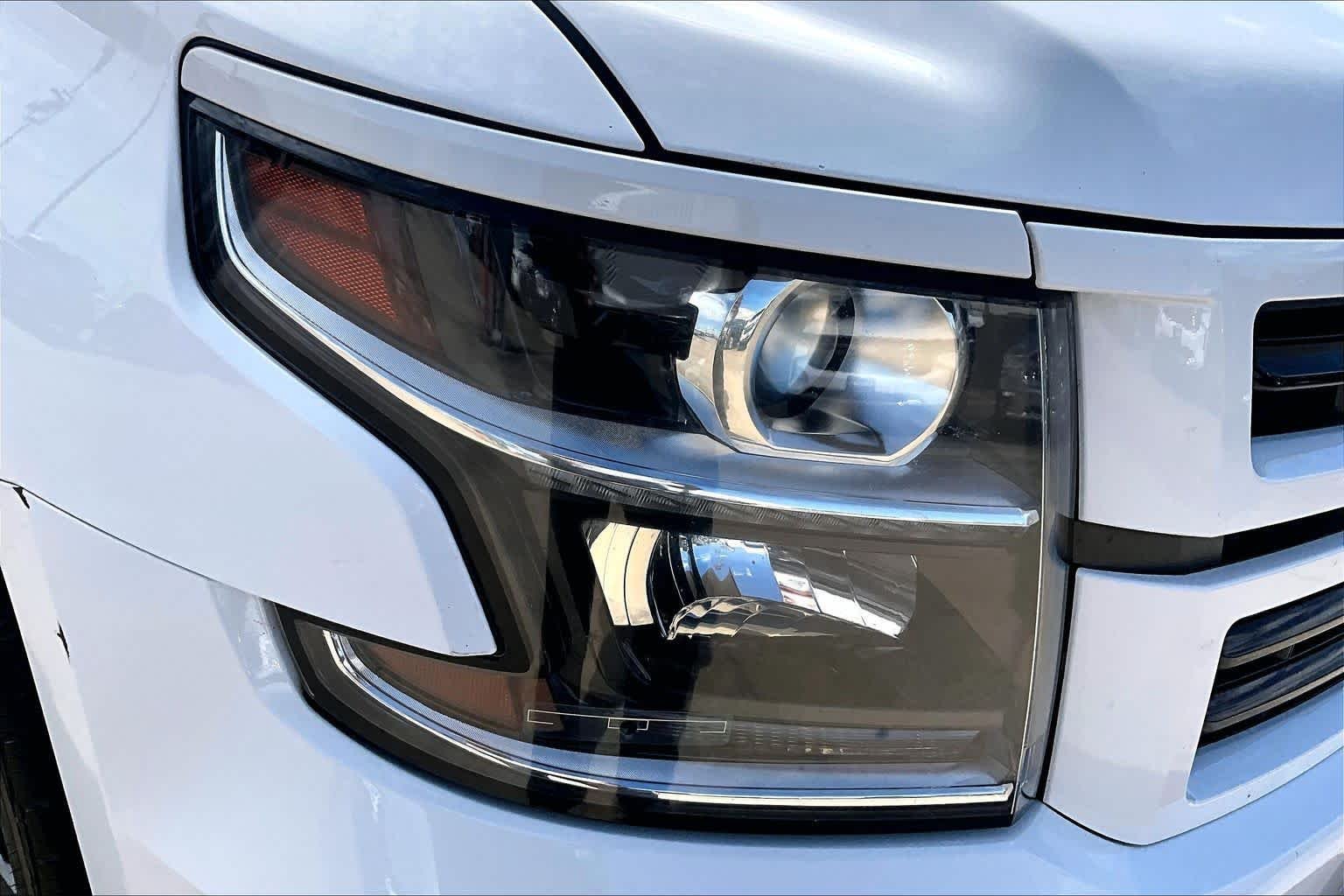 Used 2018 Summit White Chevrolet Premier image 28