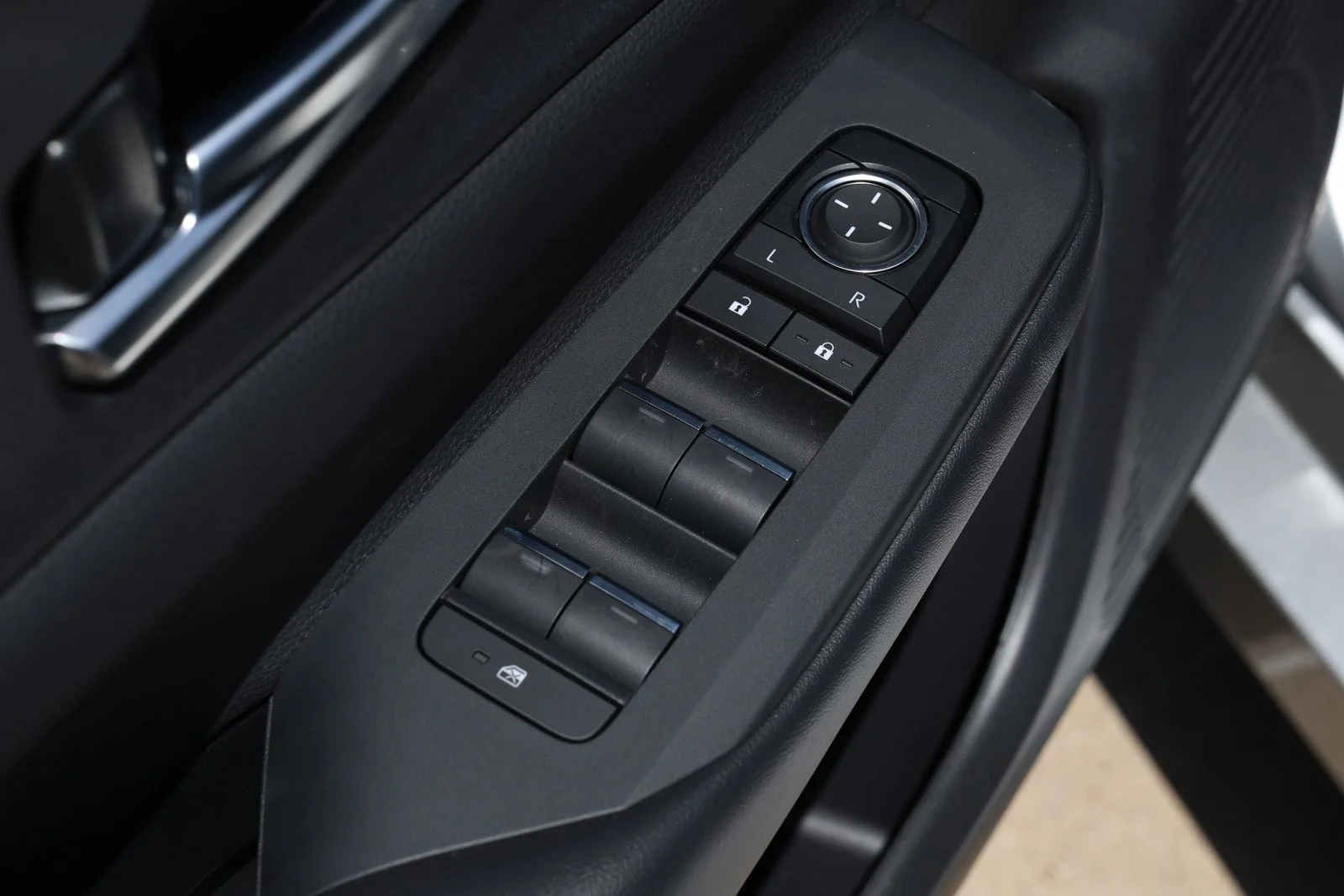 2026 Toyota Prius Plug-in Hybrid XSE - Photo 25