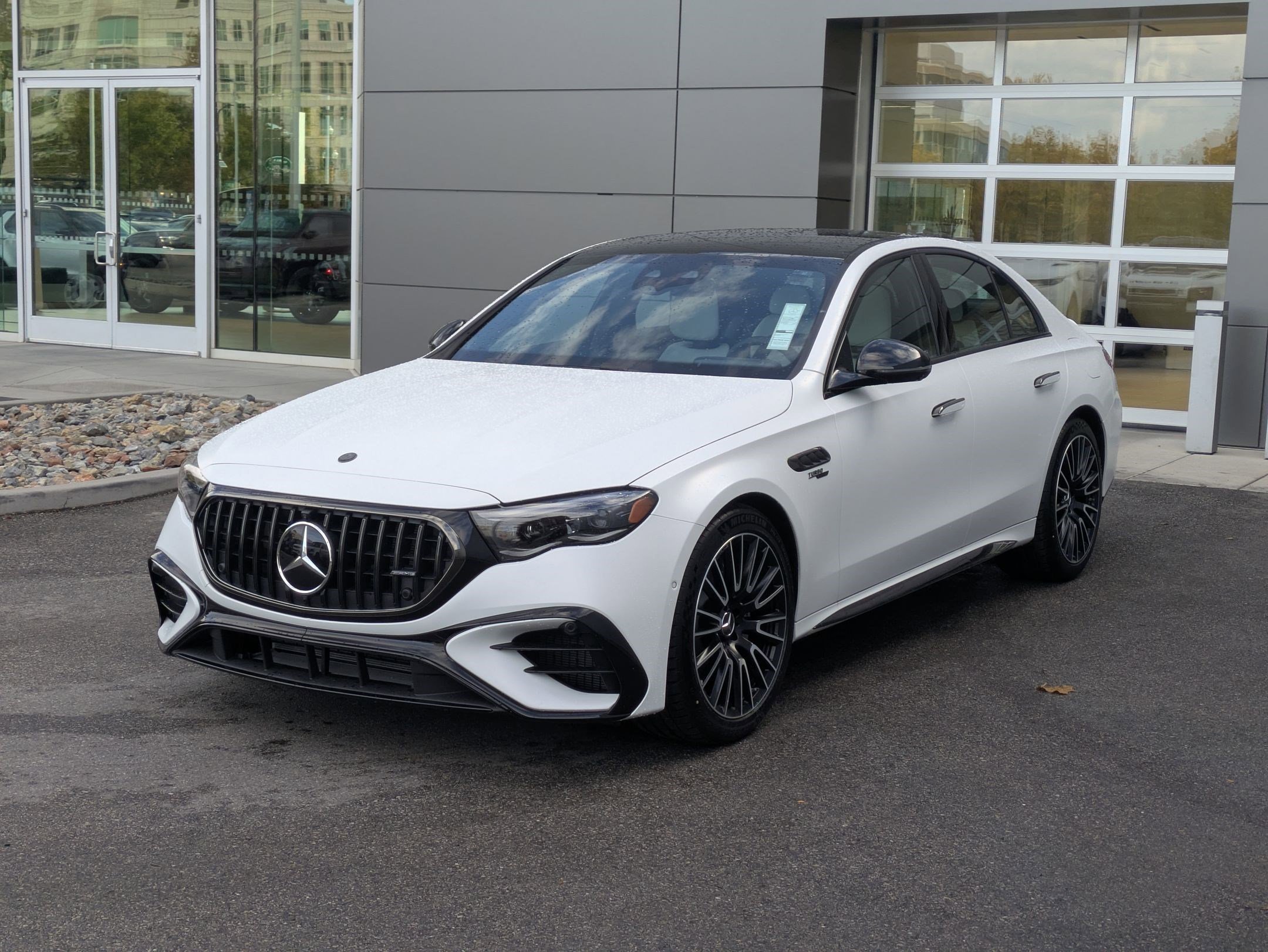 New 2026 MANUFAKTUR Moonlight White Magno Mercedes-Benz AMG® E 53 E image 24