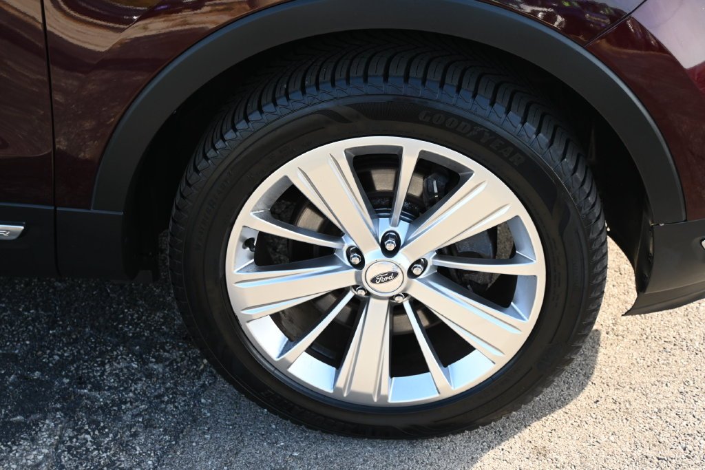 Used 2019 Burgundy Ford Limited image 17