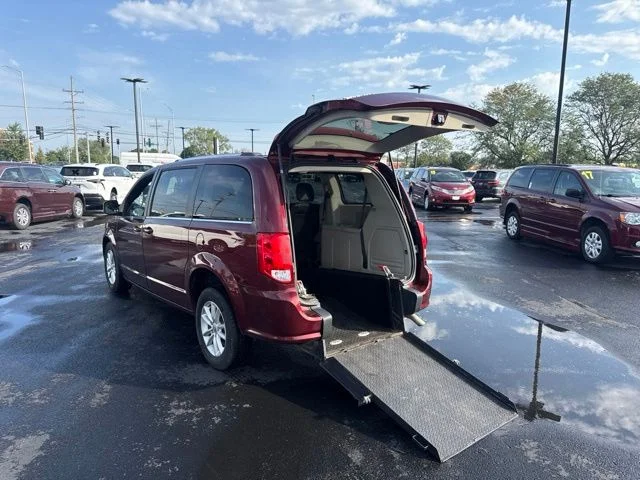 Used 2018 Red Dodge SXT image 6