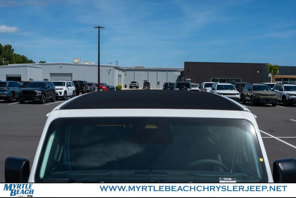 New 2026 Bright White Clear-Coat Exterior Paint Jeep Sahara image 10