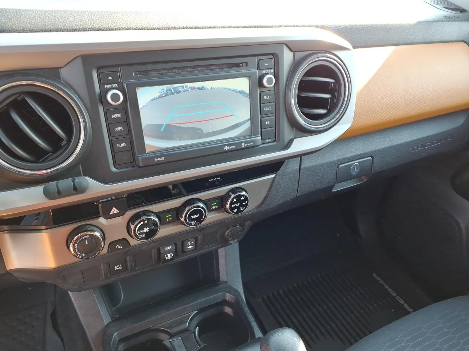 Used 2018 White Toyota  image 5