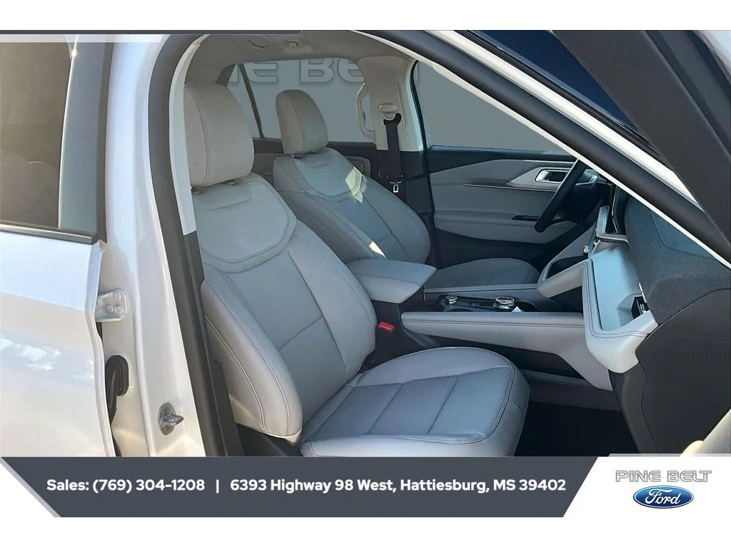 New 2026 Star White Metallic Tri-Coat Ford Active image 4
