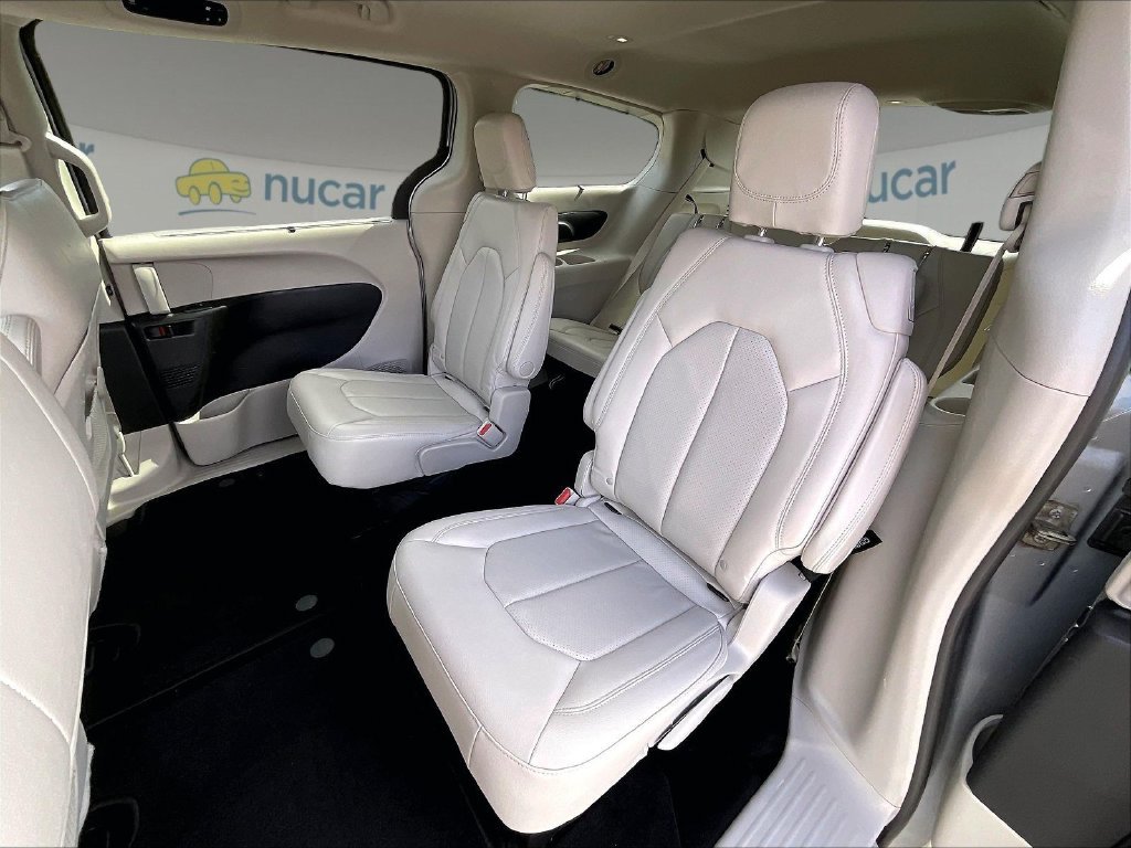 Used 2019 Billet Silver Metallic Clearcoat Chrysler Touring L image 14