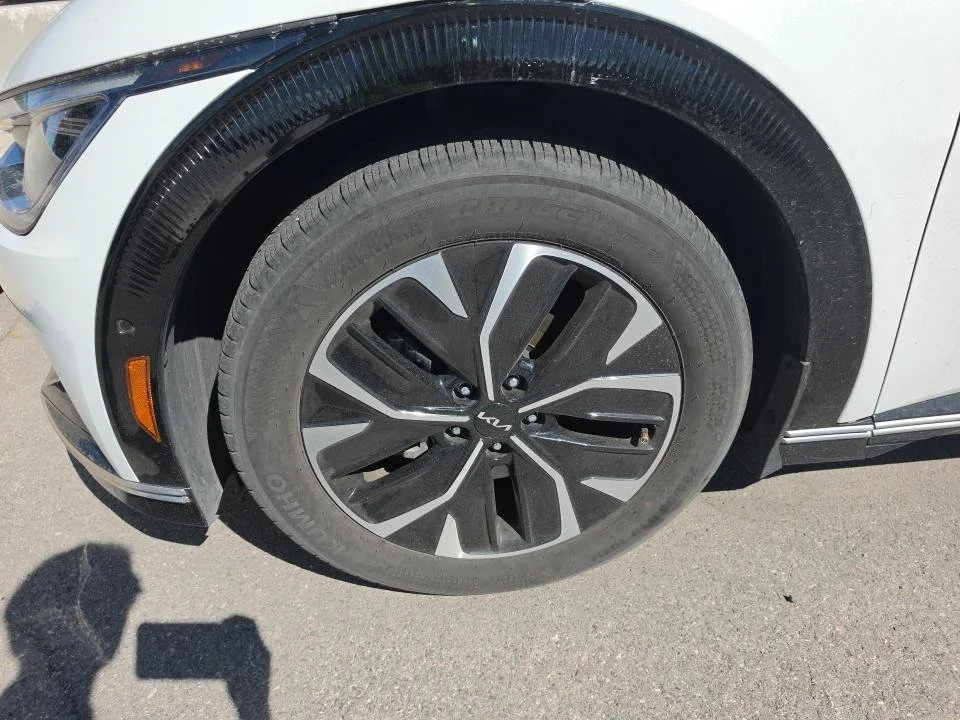 Used 2022 White Kia Wind image 5