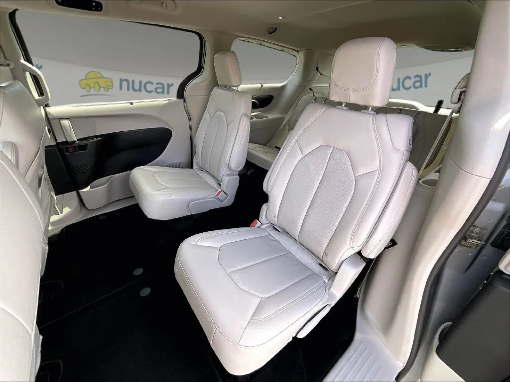 Used 2019 Billet Silver Metallic Clearcoat Chrysler Touring L image 14