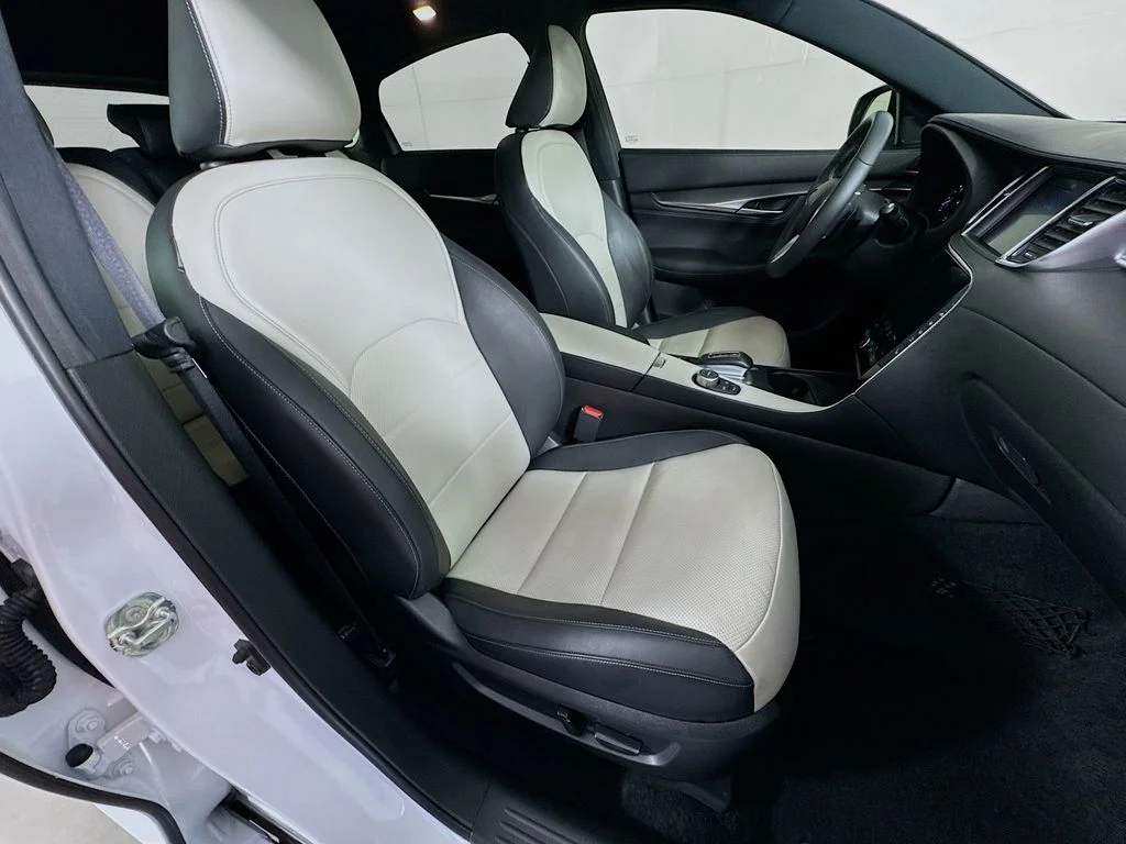 Certified Used 2024 White INFINITI LUXE image 39