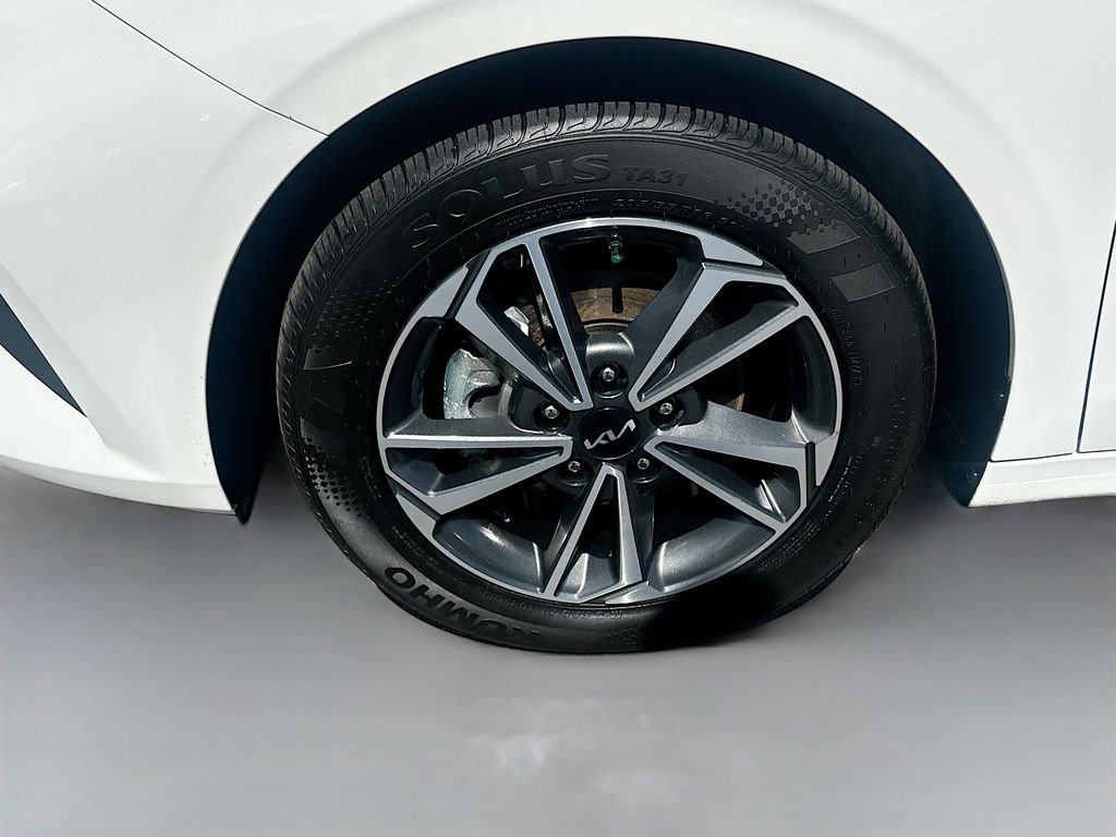 Used 2023 Snow White Pearl Kia LXS image 9