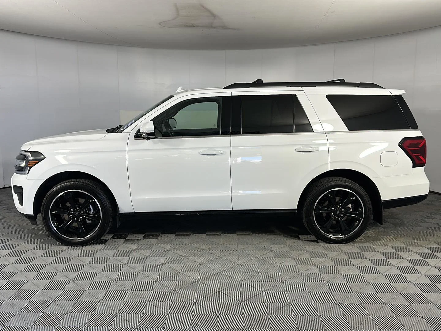 Used 2023 Oxford White Ford Limited image 5