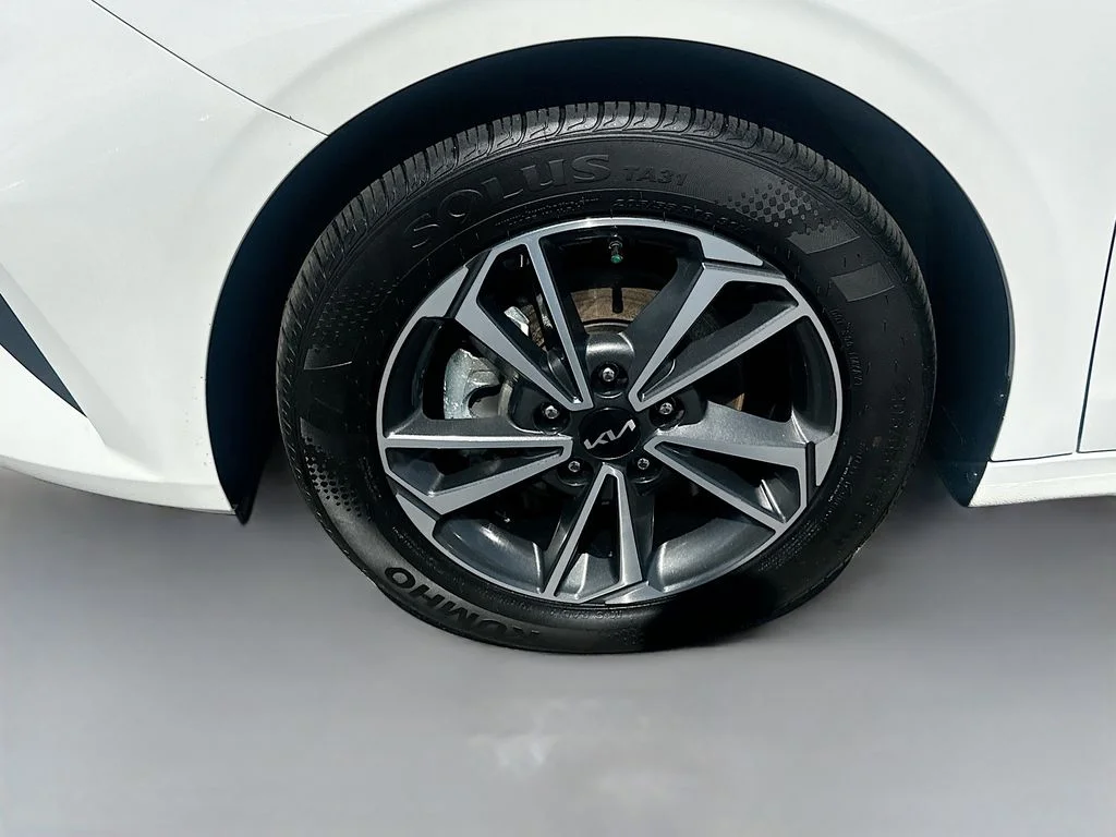Used 2023 Snow White Pearl Kia LXS image 9