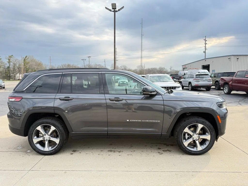 New 2026 Baltic Gray Metallic Clear-Coat Exterior Paint Jeep Limited image 8