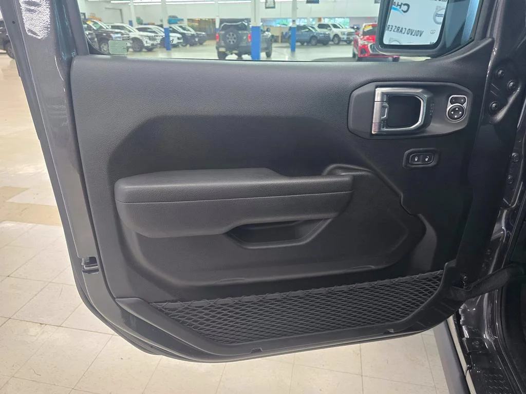 Used 2025 Granite Crystal Clearcoat Metallic Jeep Rubicon image 12