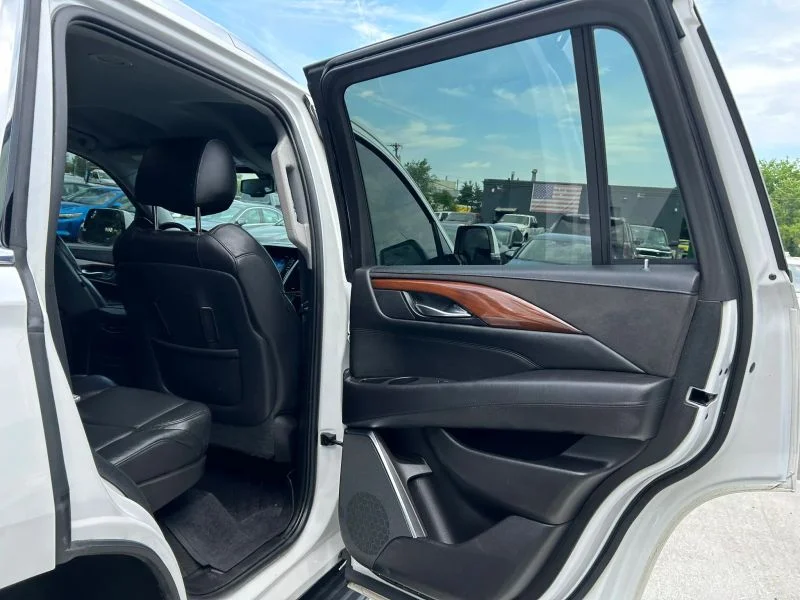 Used 2019 White Cadillac Sport Utility 4D image 27