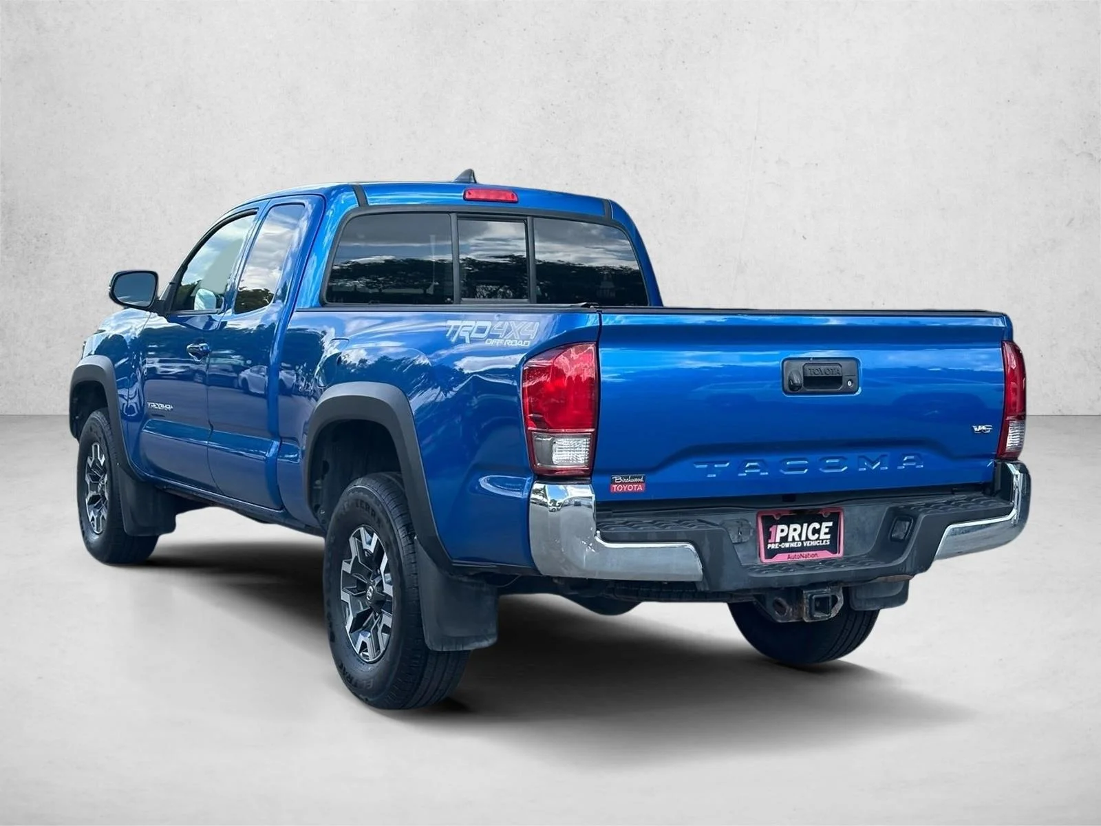 Used 2017 Blue Toyota SR5 image 8