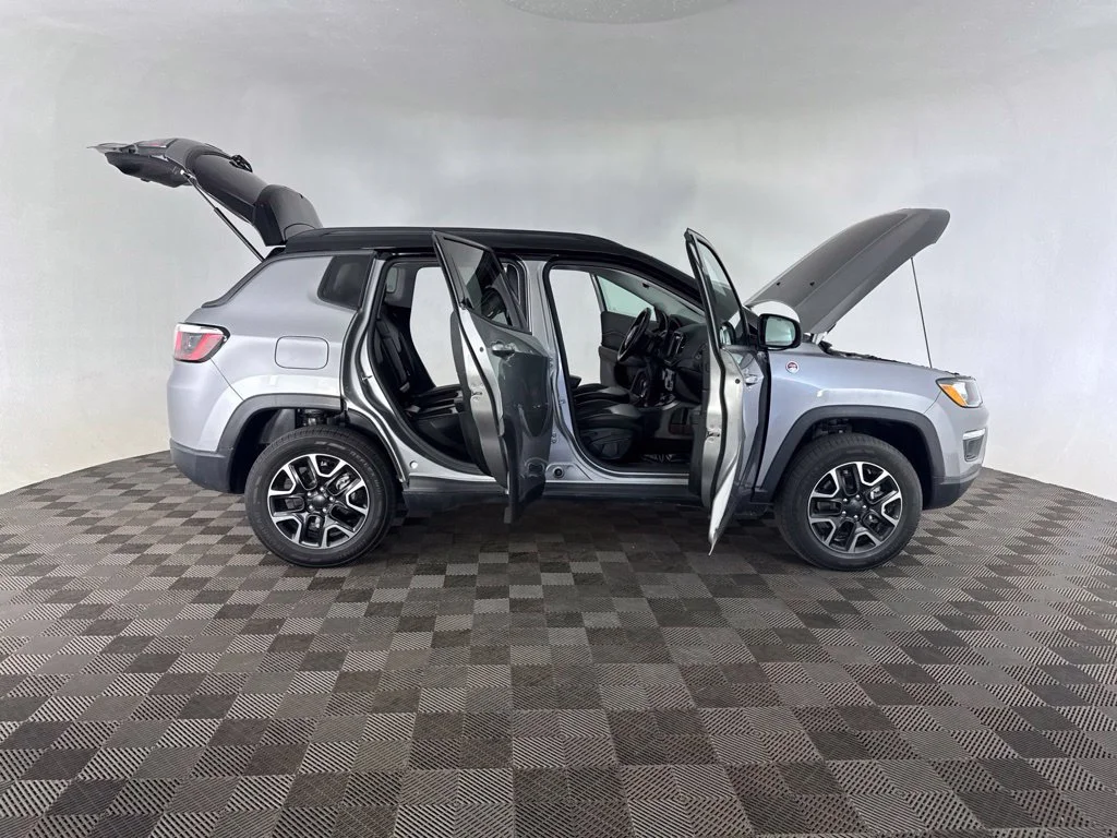 Used 2019 Silver Jeep Trailhawk image 14