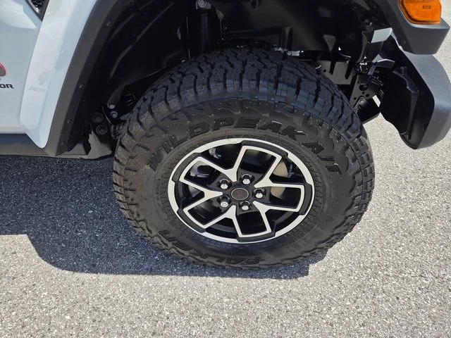 New 2026 Bright White Clear-Coat Exterior Paint Jeep Rubicon image 18