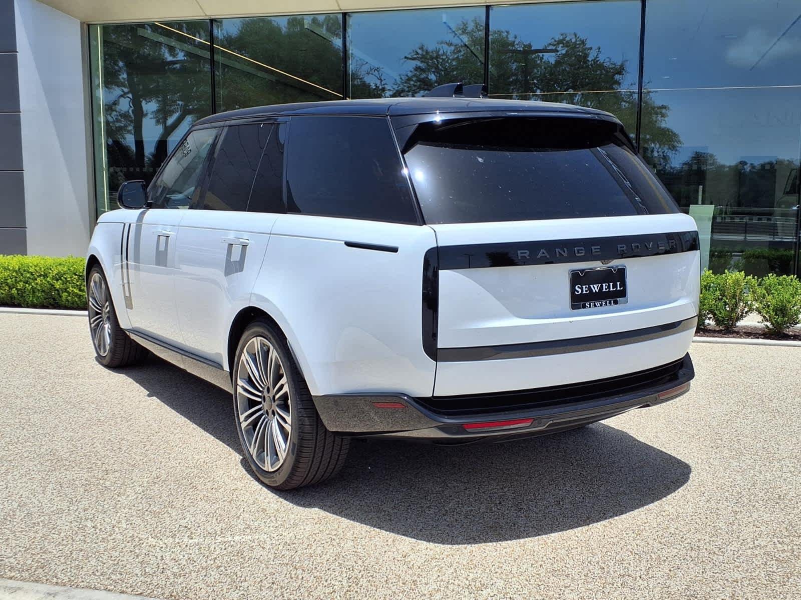 New 2026 Fuji White Land Rover SE image 4