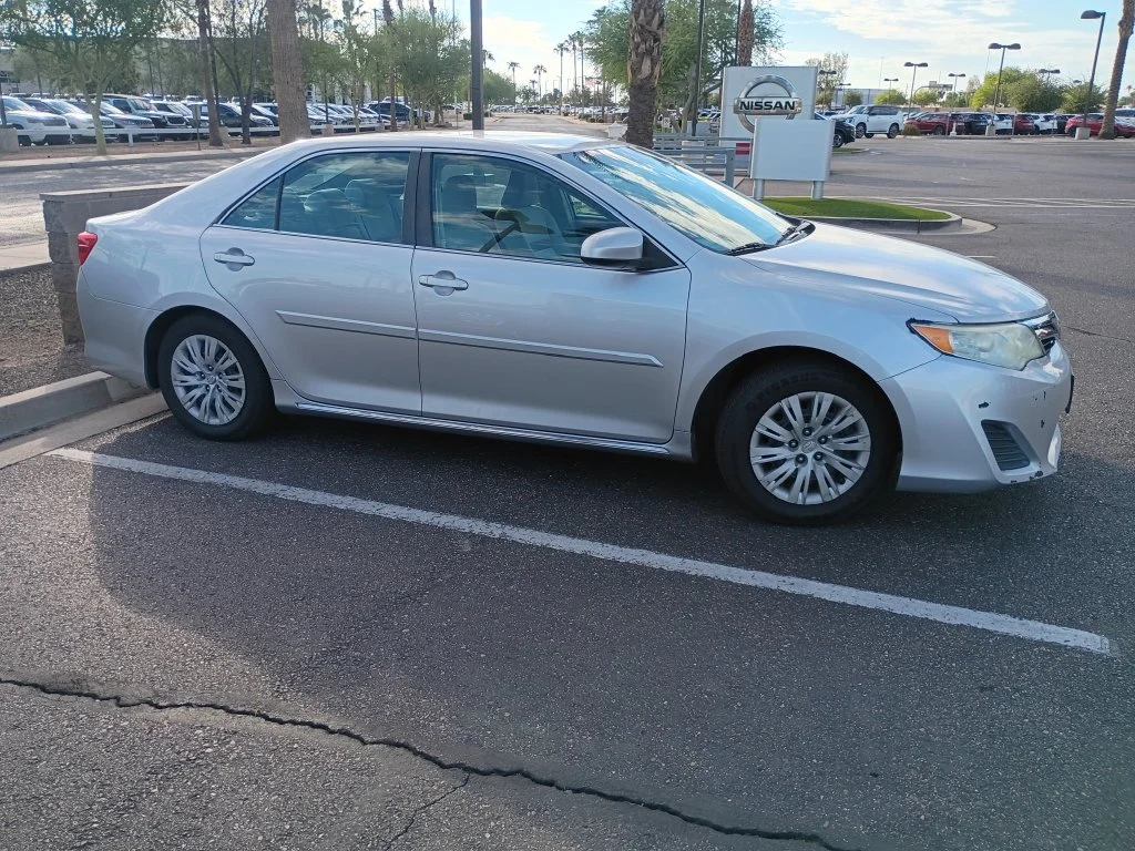 Used 2014 Silver Toyota LE image 5