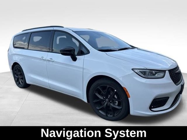 Used 2025 White Chrysler Limited image 3