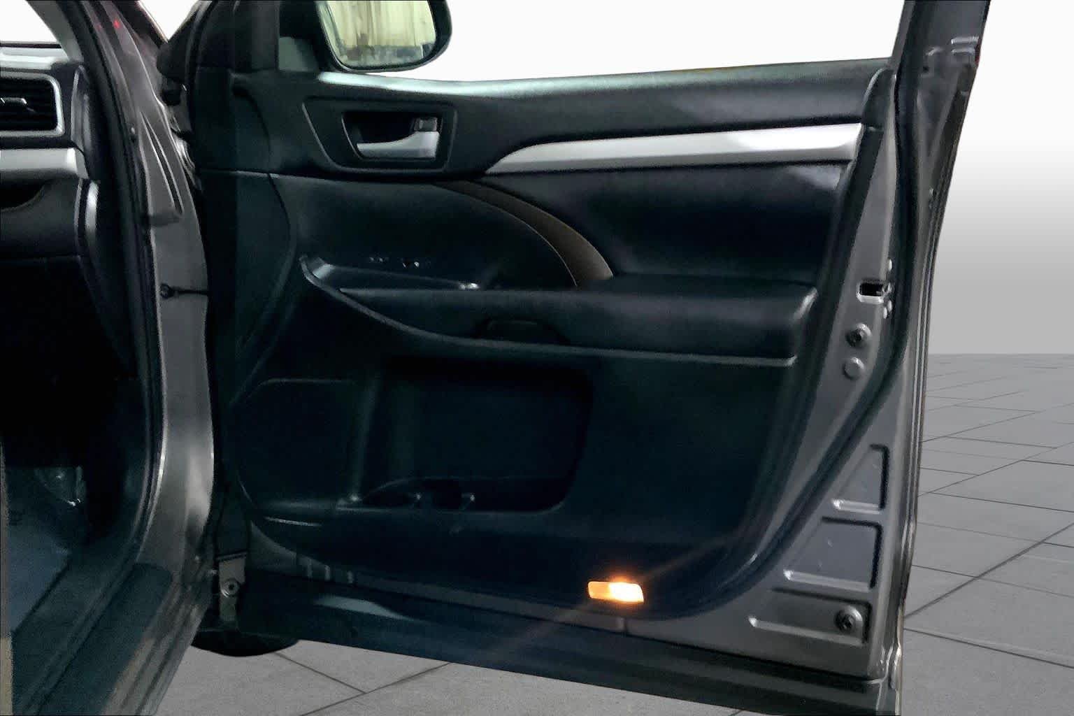 Used 2018 Predawn Gray Mica Toyota XLE image 23