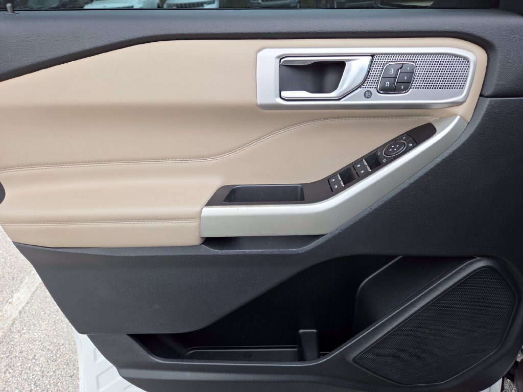 Used 2021 White Metallic Ford Limited image 32