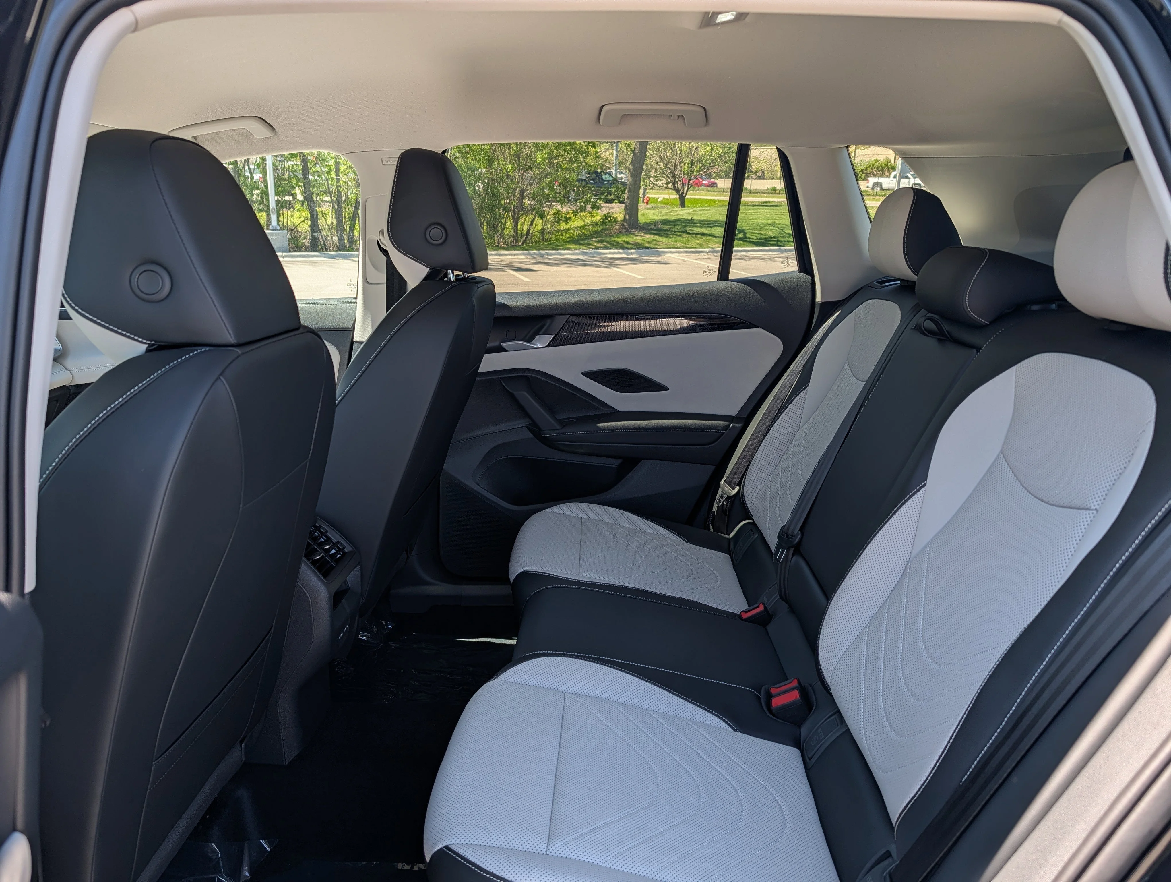 New 2026 Deep Black Pearl Volkswagen SE image 6