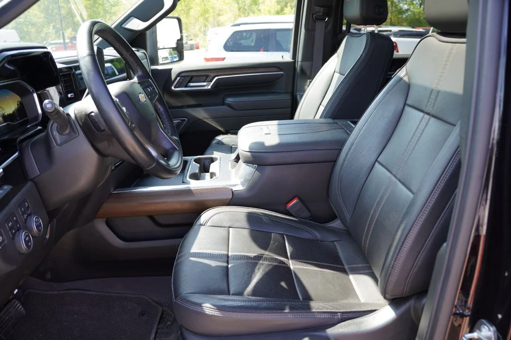 Used 2024 Black Chevrolet High Country image 5