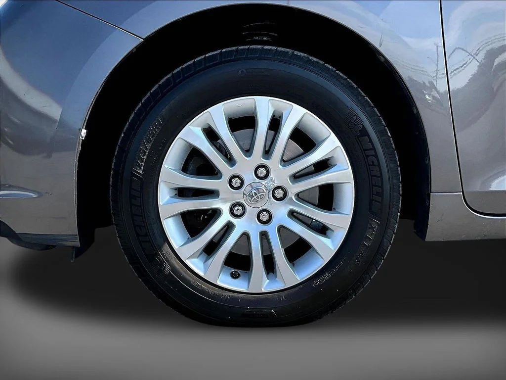 Used 2012 Gray Toyota XLE image 33