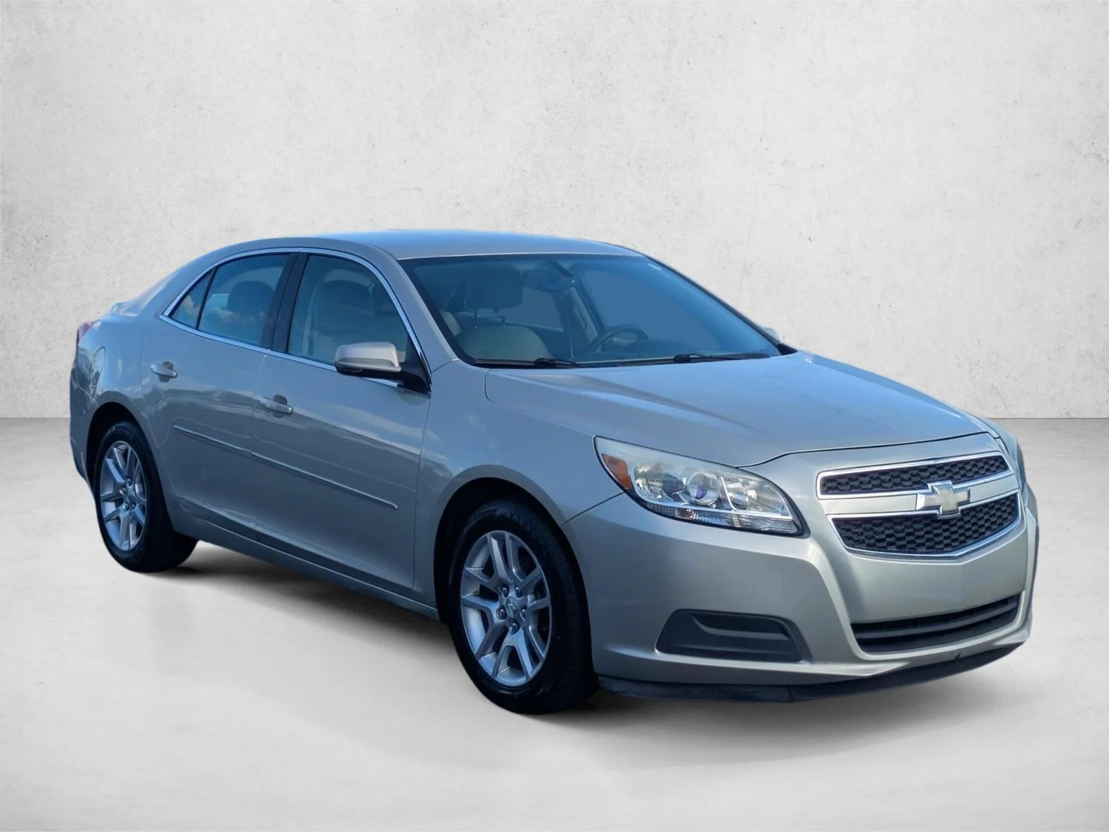 Used 2013 Champagne Silver Metallic Chevrolet LT image 3