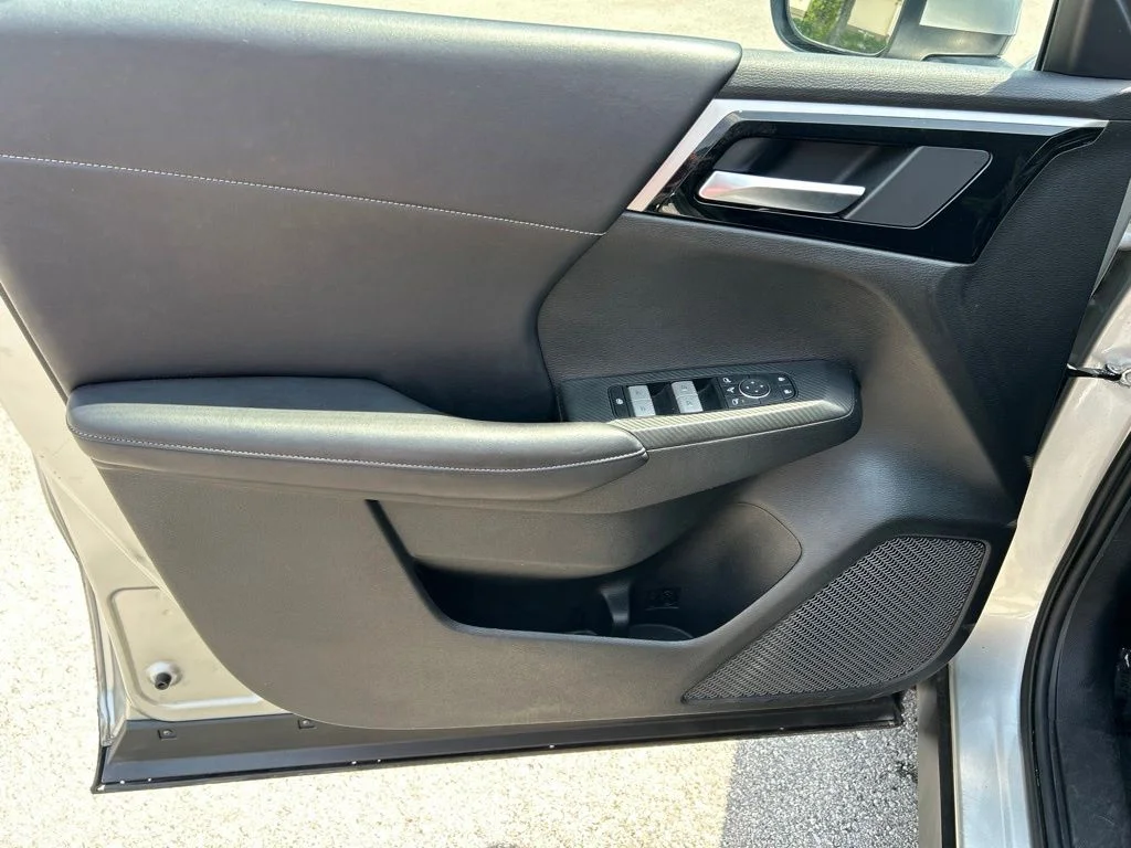 Used 2024 Silver Mitsubishi SE image 17