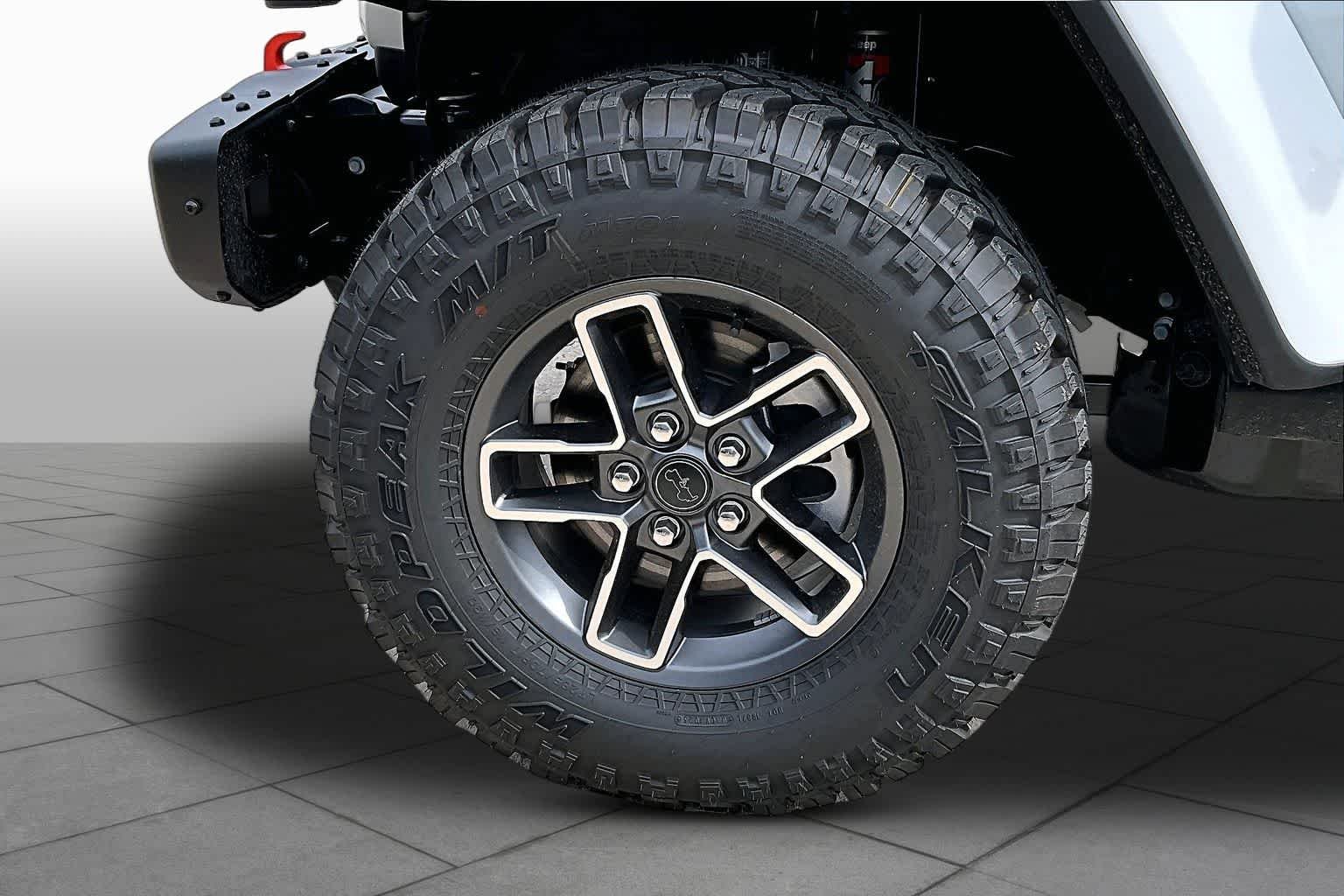 New 2026 Bright White Clear-Coat Exterior Paint Jeep Mojave X image 12