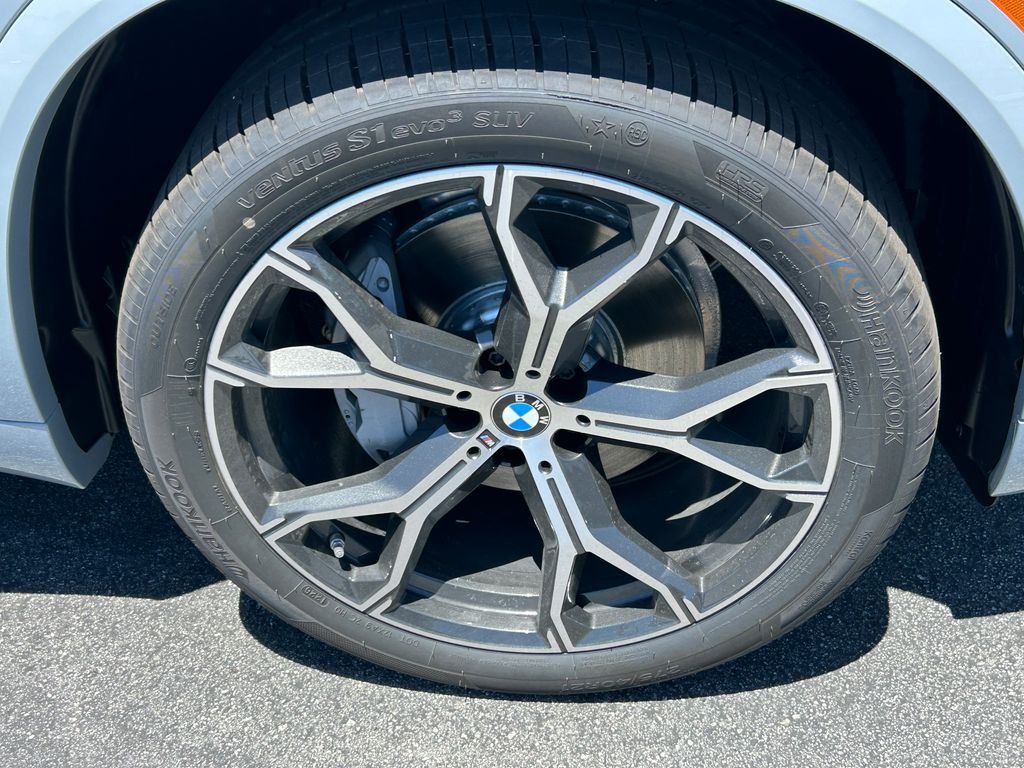 New 2026 Gray Metallic BMW xDrive40i image 3