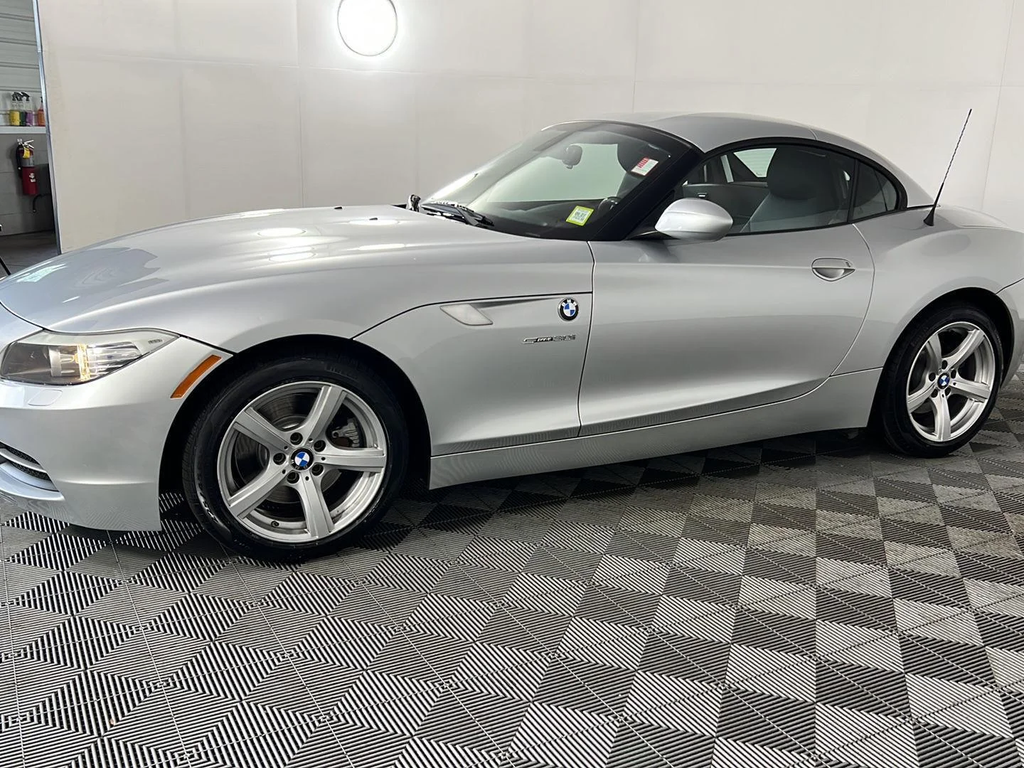Used 2009 Titanium Silver Metallic BMW sDrive30i image 10