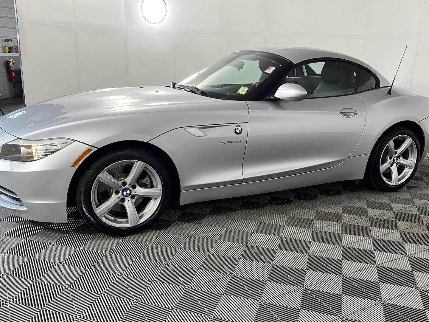 Used 2009 Titanium Silver Metallic BMW sDrive30i image 10