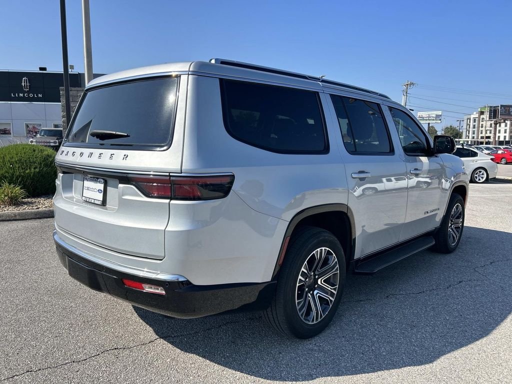 Used 2024 Silver Jeep Base image 4