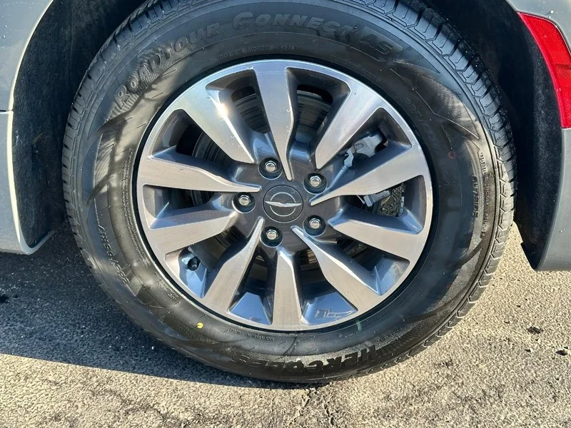 Used 2022 Ceramic Gray Clearcoat Chrysler Hybrid Touring L image 7