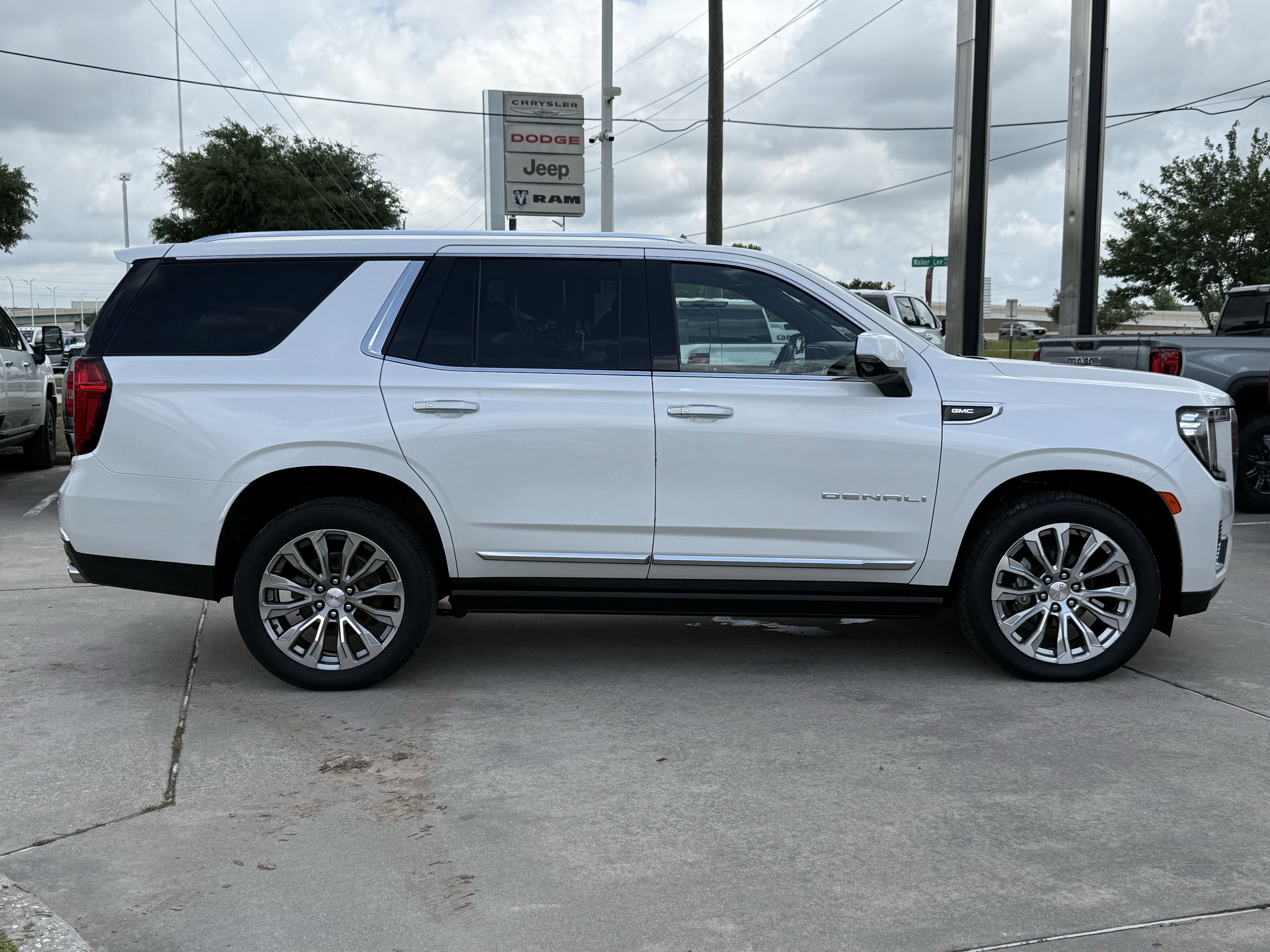 Used 2021 White Frost Tricoat GMC  image 3