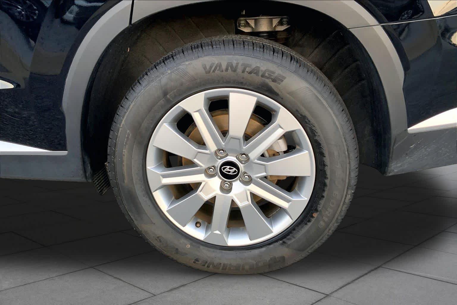 Used 2025 Abyss Black Pearl Hyundai SEL image 10