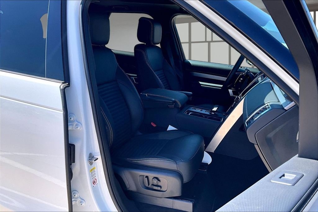 Used 2025 White Land Rover Dynamic SE image 7