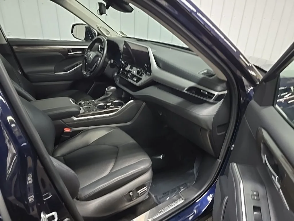 Used 2024  Toyota Platinum image 16