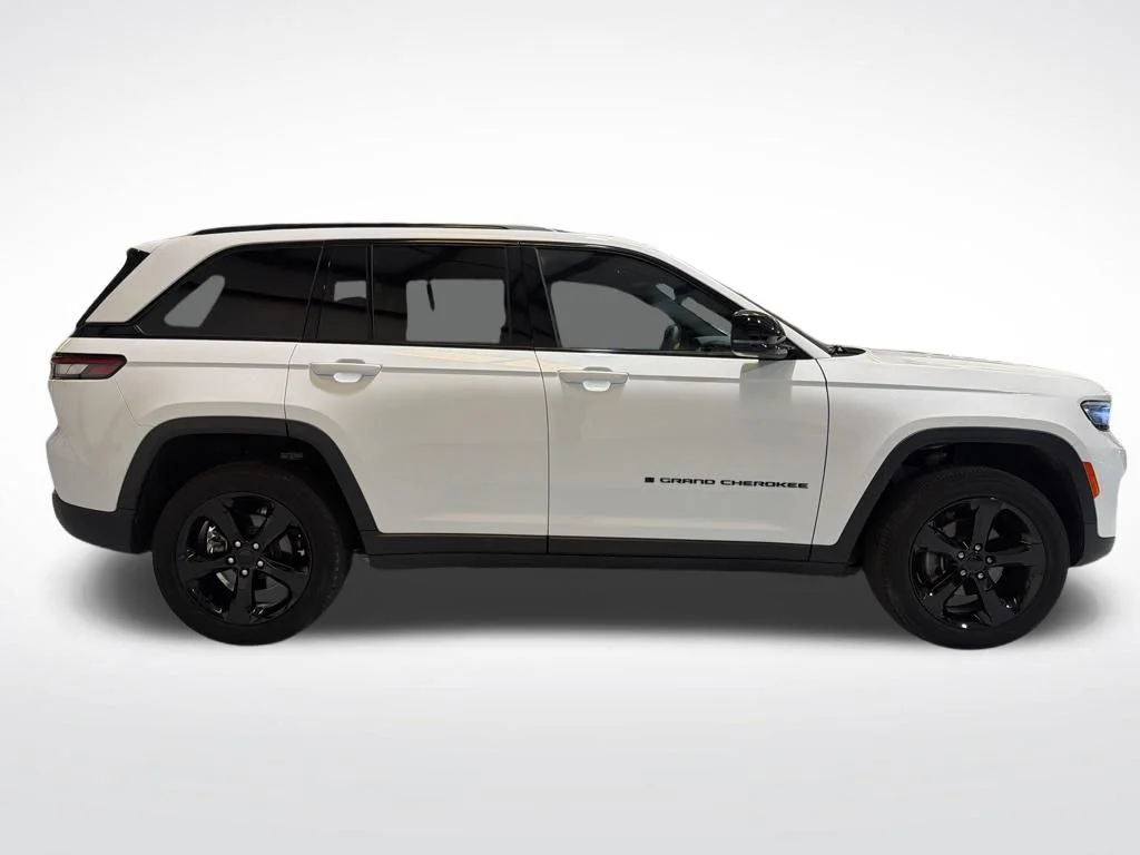 Used 2023 White Jeep Altitude X image 5