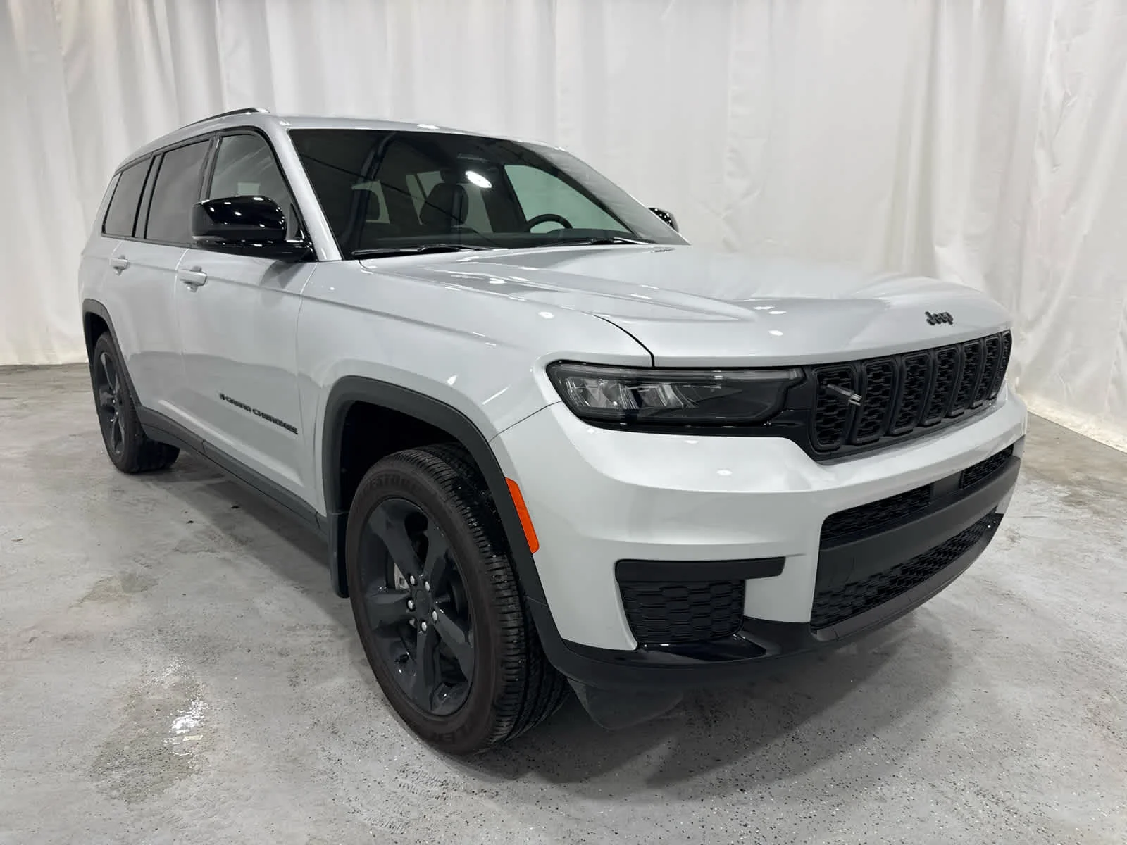 Used 2025 Silver Jeep Altitude 4x4 image 7