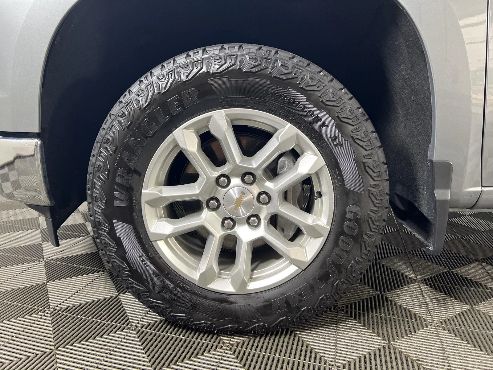 Used 2025 Sterling Gray Metallic Chevrolet LT (2FL) image 30