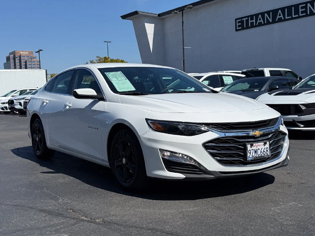 Used 2024 Summit White Chevrolet 1LT image 5